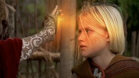 Kendra enables a Goa'uld healing device on a young blond boy...