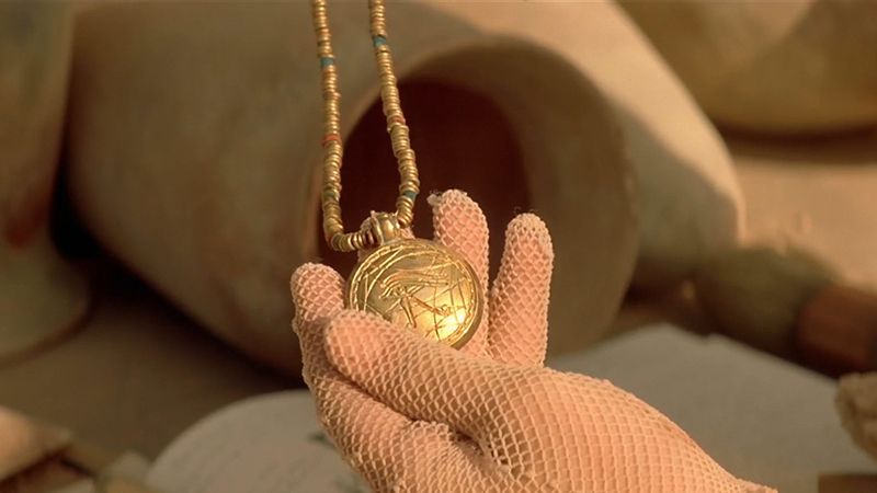 File:Amulet with the Eye of Ra (Stargate).jpg